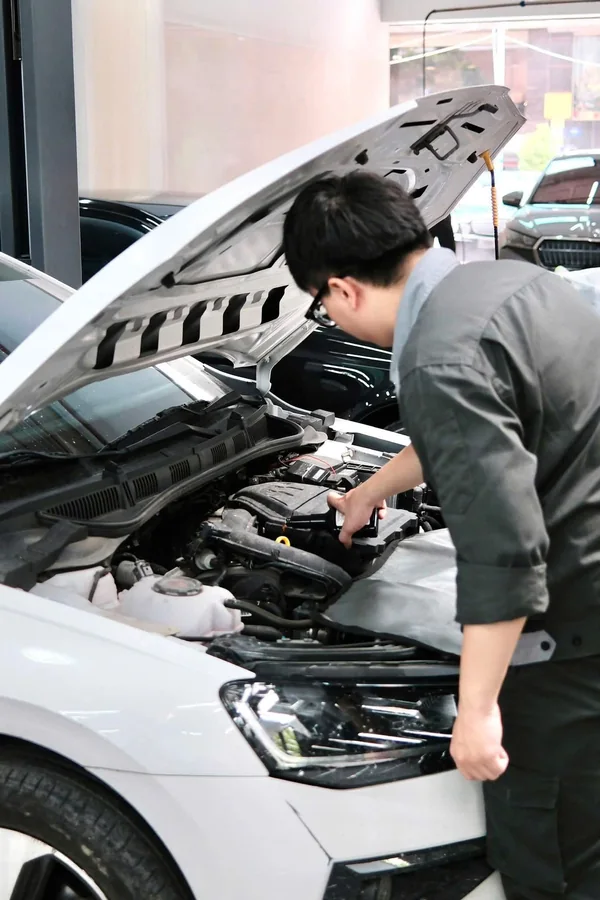 Kỹ thuật viên kiểm tra xe tại xưởng dịch vụ Škoda